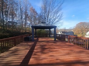 208 Sanderson St in Throop, PA - Building Photo - Building Photo