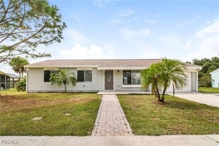 2835 Greendale Rd in North Port, FL - Building Photo
