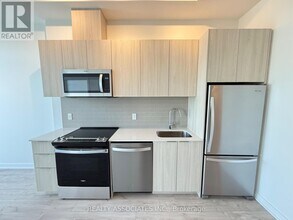 750 Whitlock Ave in Milton, ON - Building Photo - Building Photo