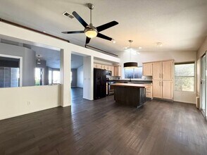 3285 Cooper Creek Dr in Henderson, NV - Foto de edificio - Building Photo