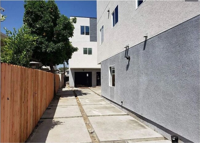 839 E 81st St in Los Angeles, CA - Building Photo - Building Photo