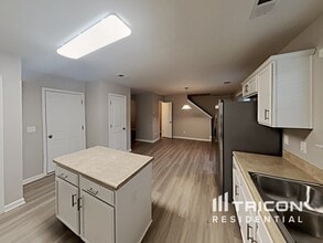 4406 Oak Pointe Dr in Winston-Salem, NC - Building Photo - Building Photo