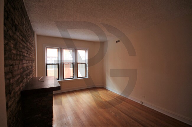 3521 N Racine Ave, Unit #3519-E2 in Chicago, IL - Foto de edificio - Building Photo