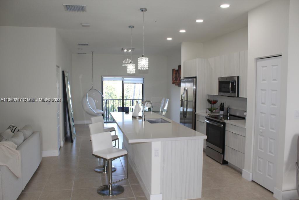 8015 NW 104th Ave in Doral, FL - Building Photo
