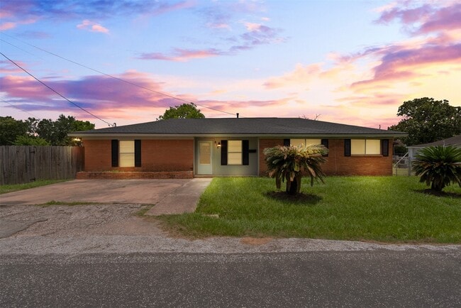 property at 815 Rugeley St