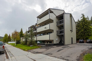 526 Banff Av in Banff, AB - Building Photo