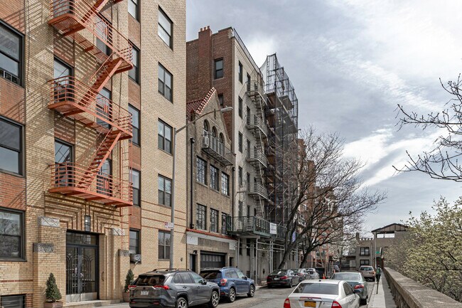 17 Chittenden Ave in New York, NY - Foto de edificio - Building Photo