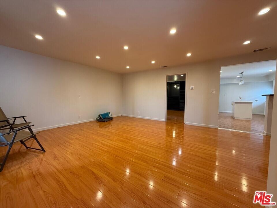 10642 Samoa Ave in Los Angeles, CA - Building Photo