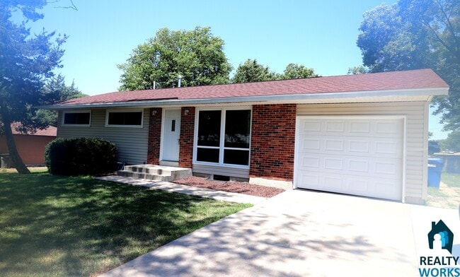 8330 S Cherrywood Dr in Lincoln, NE - Building Photo - Building Photo