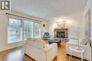 3255 Samuels Ct in Coquitlam, BC - Building Photo