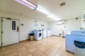 8242 N Black Cyn Hwy in Phoenix, AZ - Building Photo - Building Photo
