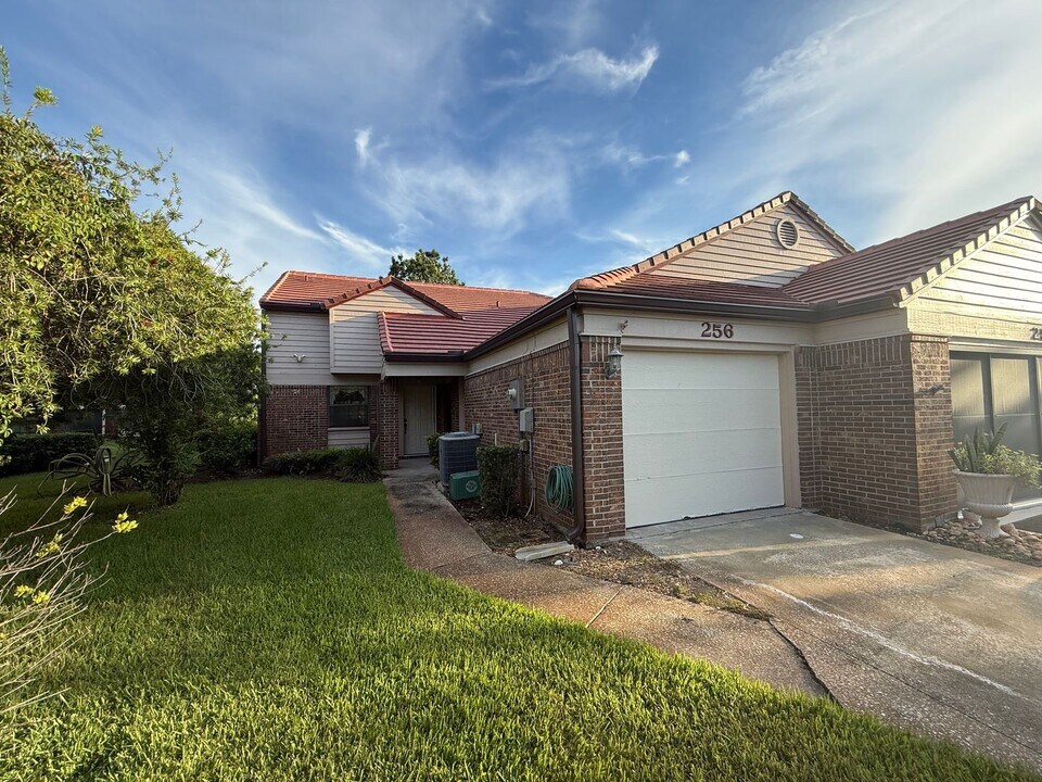 256 Palm Sparrow Ct in Daytona Beach, FL - Building Photo