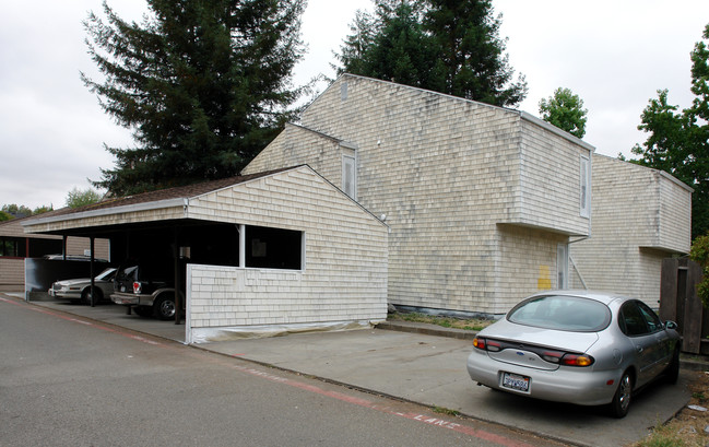 939 Civic Center Dr in Rohnert Park, CA - Building Photo - Building Photo