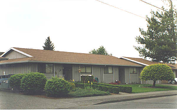 520 NE 185TH Pl in Portland, OR - Building Photo