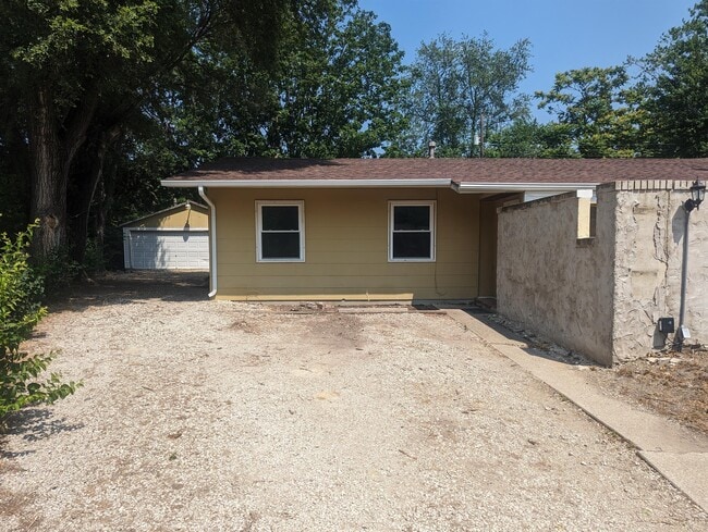 6 Southwood Ct in Champaign, IL - Building Photo - Building Photo