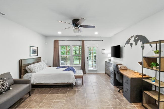 100 Stratford Lakes Dr