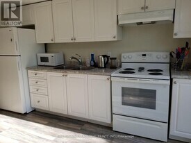 15 B Cundles Rd E in Barrie, ON - Building Photo