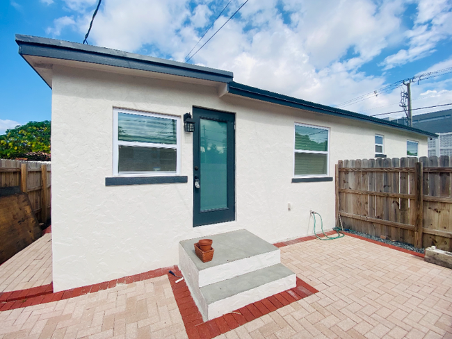 828 SW 43rd Ave in Miami, FL - Building Photo - Building Photo