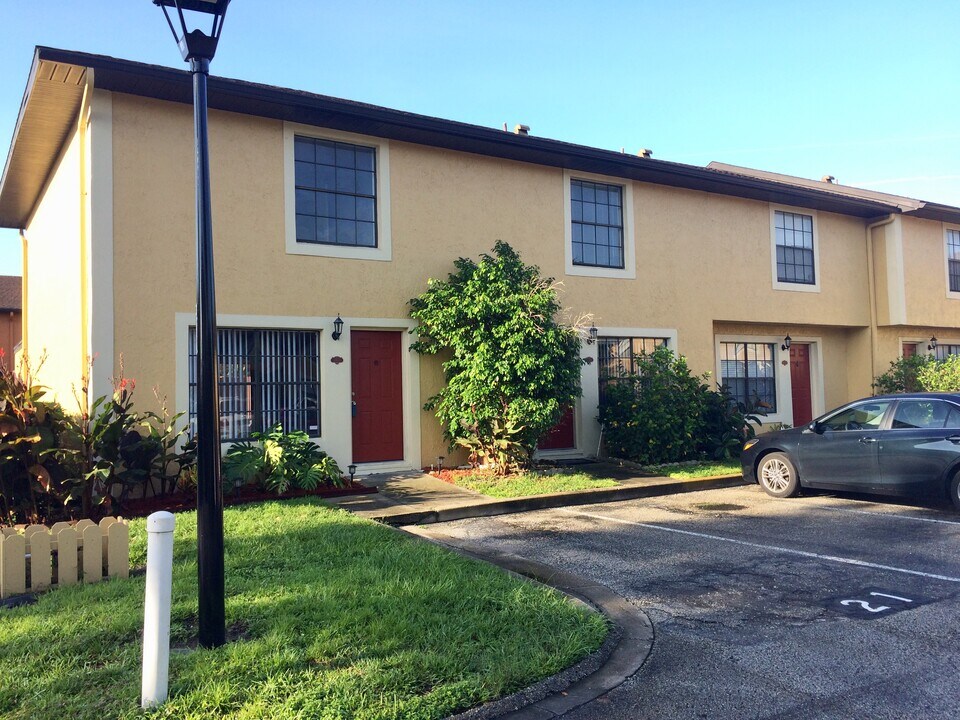 7404 Woodburn Ct in Winter Park, FL - Foto de edificio