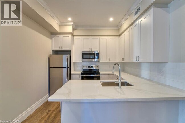 100 Charlton Ave W in Hamilton, ON - Building Photo - Building Photo