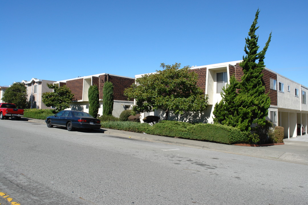 424 Richmond Dr in Millbrae, CA - Foto de edificio