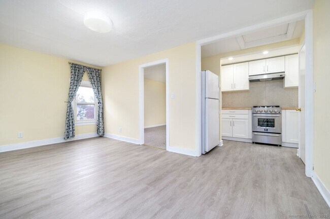 75 Soundview Ave in Stamford, CT - Building Photo - Building Photo