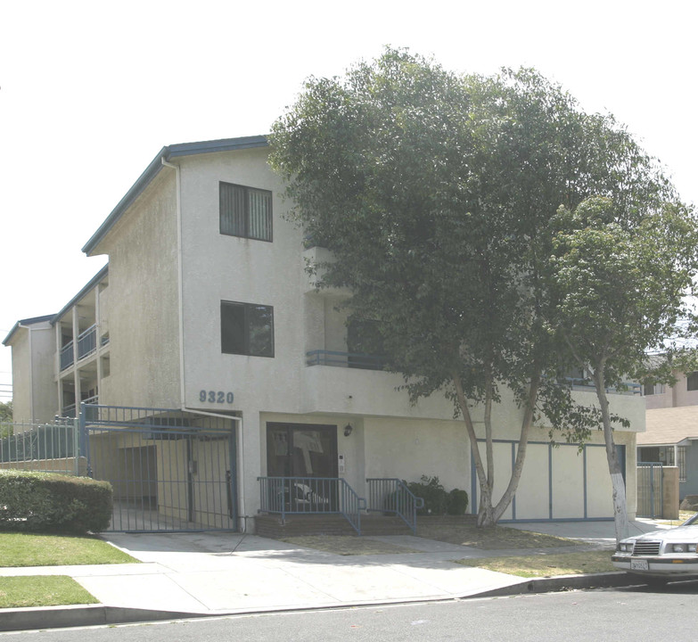 9320 Glasgow Pl in Los Angeles, CA - Foto de edificio