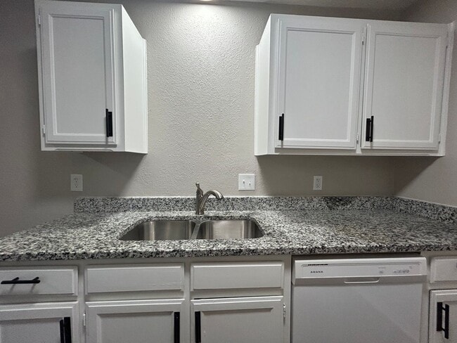 6320 Holiday Ln in North Richland Hills, TX - Foto de edificio - Building Photo