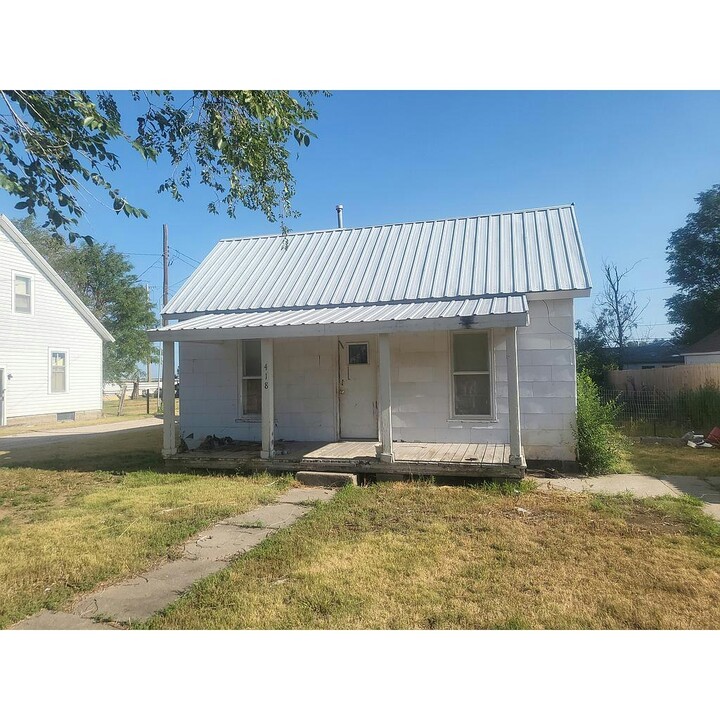 418 W Center St in Bucklin, KS - Building Photo