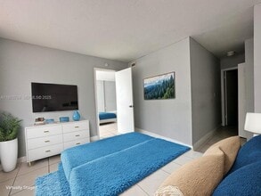 2175 NE 170th St in North Miami Beach, FL - Building Photo - Building Photo