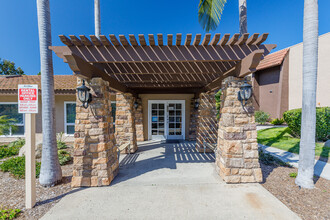 Ascot Village in Vista, CA - Foto de edificio - Building Photo