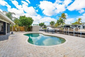 2431 Key Largo Ln in Fort Lauderdale, FL - Foto de edificio - Building Photo