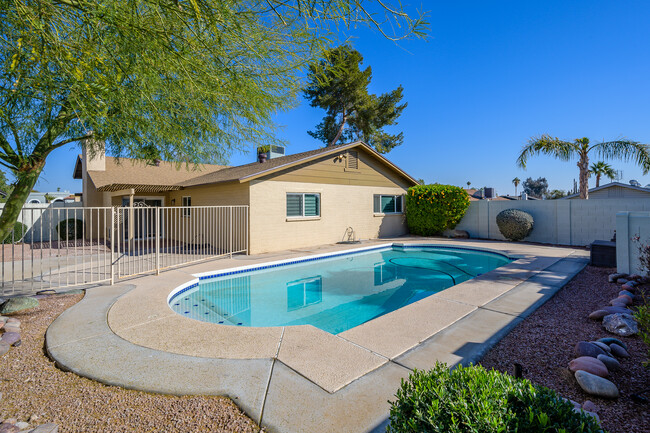 8569 E Garfield St in Scottsdale, AZ - Foto de edificio - Building Photo