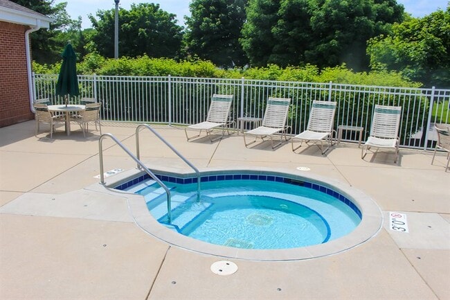 9049 Westlake Dr, Unit Overlook Lakes Greendale in Greendale, WI - Building Photo - Building Photo