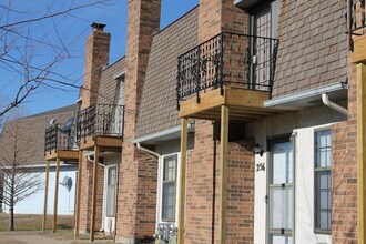 Millwood Townhomes & Apartments in Blue Springs, MO - Building Photo - Building Photo