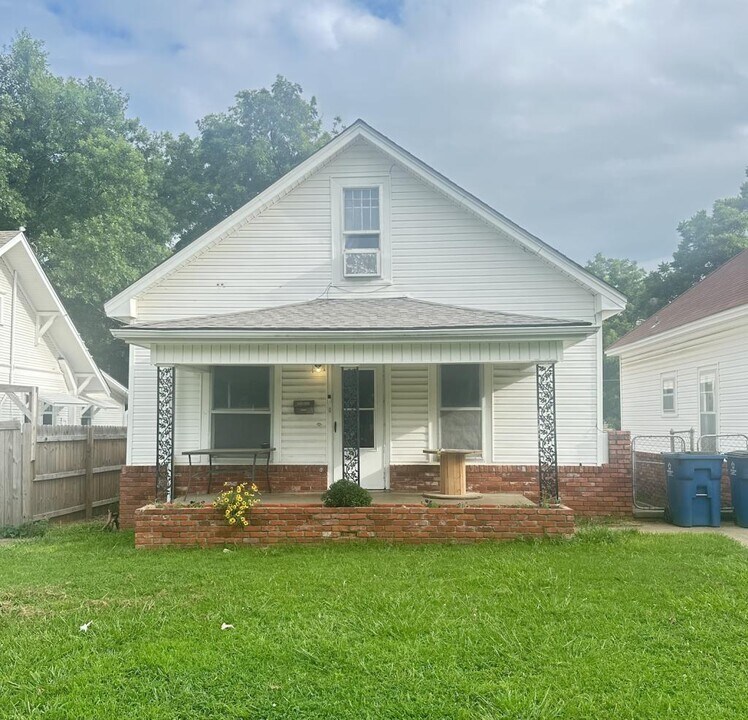 751 E Broadway St in Cushing, OK - Building Photo