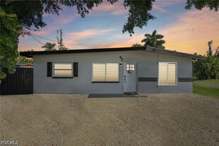 92 Oak St in North Fort Myers, FL - Building Photo
