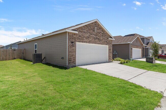 1136 King Eider in Converse, TX - Building Photo - Building Photo
