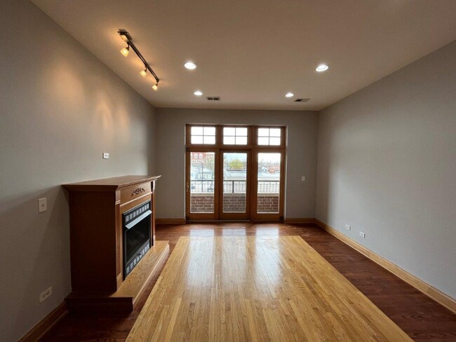 1918 W Cermak Rd, Unit 3F