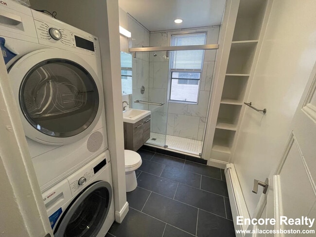 457 Centre St, Unit 210 in Newton, MA - Foto de edificio - Building Photo