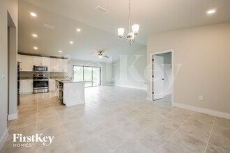 915 Plumosa Ave in Lehigh Acres, FL - Foto de edificio - Building Photo