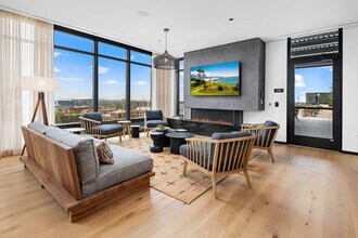 1431 W Lake St, Unit 906 in Chicago, IL - Building Photo - Building Photo