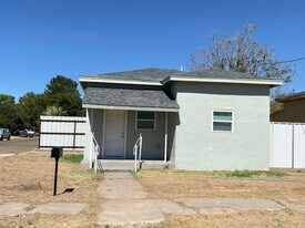 301 E 7th St in Monahans, TX - Building Photo