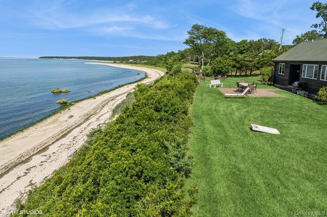 4630 Blue Horizon Bluffs in Peconic, NY - Building Photo
