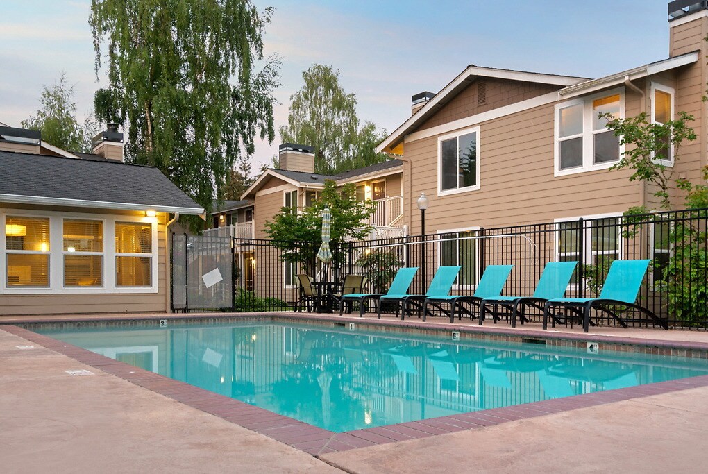 Inglenook Court in Bothell, WA - Building Photo