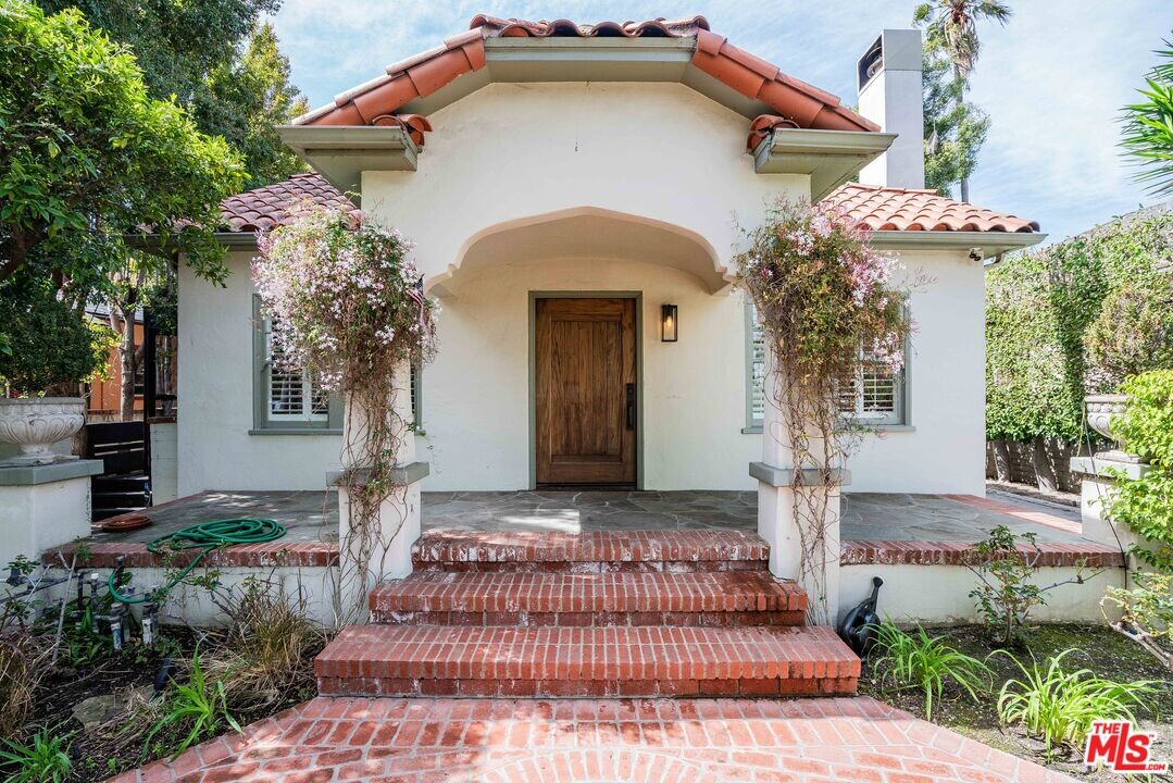 521 Westbourne Dr in West Hollywood, CA - Building Photo