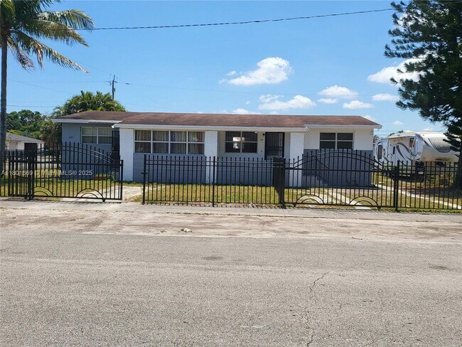 1102 NW 100th Terrace in Miami, FL - Building Photo - Building Photo