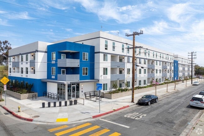 Luxurious Apartments - 3 Bedroom, 2 Bedroom and 1 Bedroom units available!