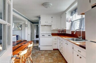 29 Sherwood Rd, Unit 2 in Middletown, RI - Building Photo - Building Photo