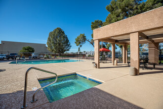 Quail Gardens in Casa Grande, AZ - Foto de edificio - Building Photo